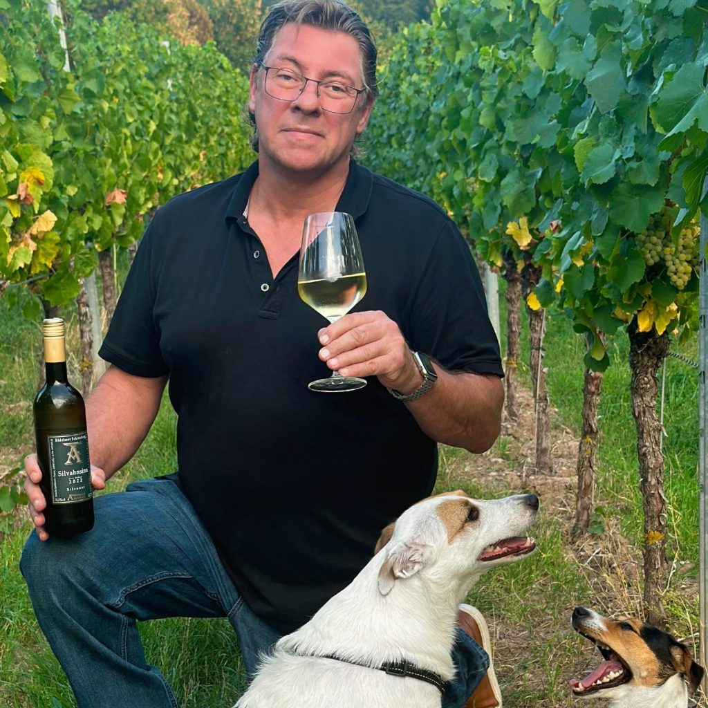 Thomas Amendt mit seinem Wein und seinen Hunden in Rödelsee